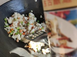 虾仁香肠什锦炒饭的做法步骤:11