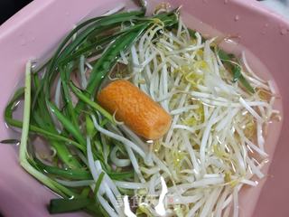 韭菜鸡蛋炒豆芽的做法步骤：1