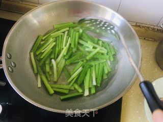 广式腊肠炒芹菜的做法步骤：3