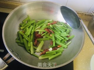 广式腊肠炒芹菜的做法步骤：7