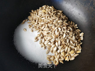 盐焗南瓜子的做法步骤:4