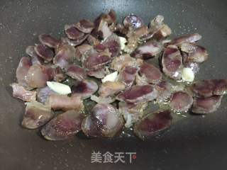 香肠腊肉焖冬笋的做法步骤：2