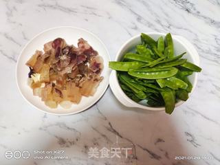 腊肉炒荷兰豆的做法步骤：1