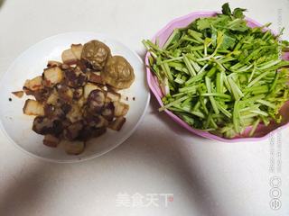 香肠肉丸子炒芹菜的做法步骤：1