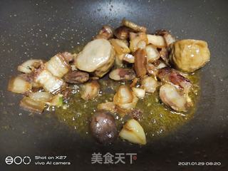 香肠肉丸子炒芹菜的做法步骤：2