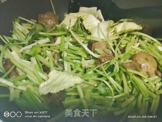 香肠肉丸子炒芹菜的做法步骤：3