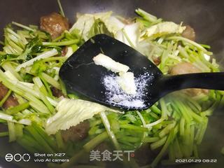 香肠肉丸子炒芹菜的做法步骤：4