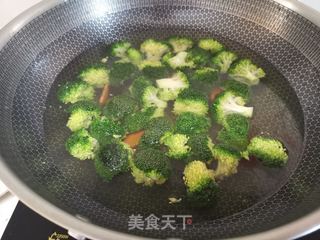 木须肉炒西兰花的做法步骤：1