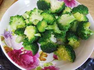 木须肉炒西兰花的做法步骤:2