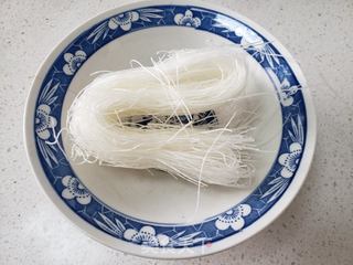 菠菜拌粉丝的做法步骤:2