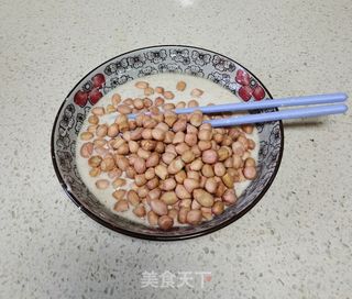 酥脆五香花生米的做法步骤:2