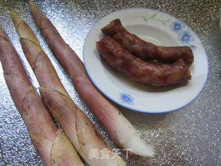 香肠炒雷笋的做法步骤：1