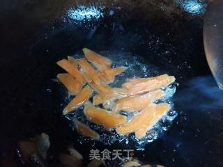 冬笋胡萝卜炒腊肉的做法步骤:5