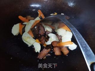 冬笋胡萝卜炒腊肉的做法步骤:8