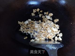 青椒大蒜炒油渣的做法步骤：1