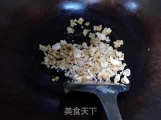 青椒大蒜炒油渣的做法步骤:2
