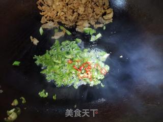 青椒大蒜炒油渣的做法步骤:3