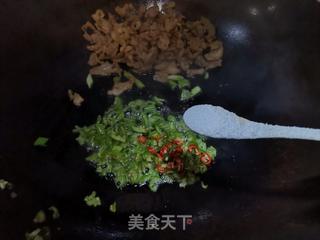 青椒大蒜炒油渣的做法步骤:4