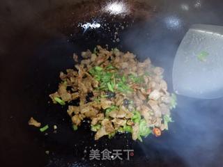青椒大蒜炒油渣的做法步骤:5