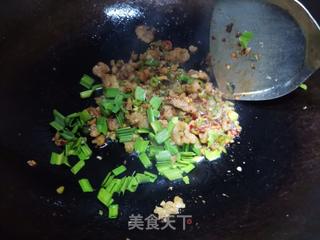 青椒大蒜炒油渣的做法步骤:7