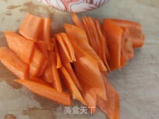 胡萝卜木耳炒鸡蛋的做法步骤:2
