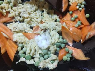 胡萝卜木耳炒鸡蛋的做法步骤:11