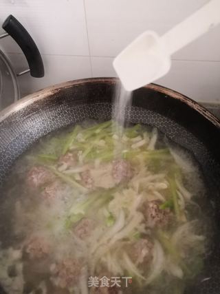白菜萝卜丸子汤的做法步骤:10