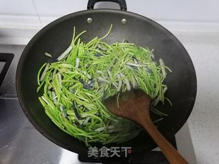 臭干炒芦蒿的做法步骤：5