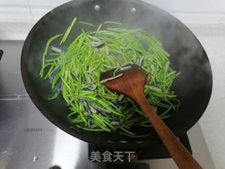 臭干炒芦蒿的做法步骤：6