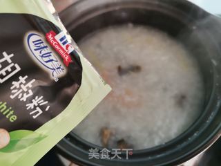 皮蛋虾仁粥的做法步骤:6