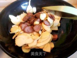 慈菇炒香肠的做法步骤:5