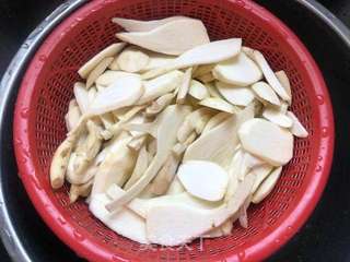慈菇炒香肠的做法步骤:3