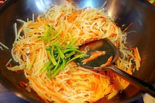 立春必吃的菜素炒土豆丝的做法步骤:5