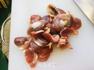 鸡胗炒泡菜的做法步骤：1