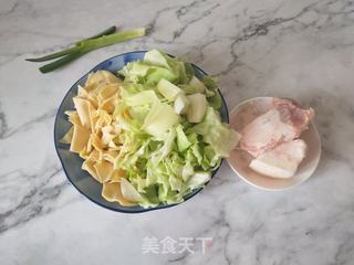 圆白菜炒干豆腐的做法步骤：1