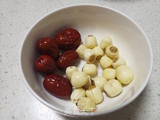 桃胶银耳莲子羹的做法步骤:2