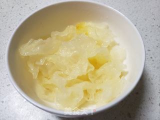 桃胶银耳莲子羹的做法步骤:3