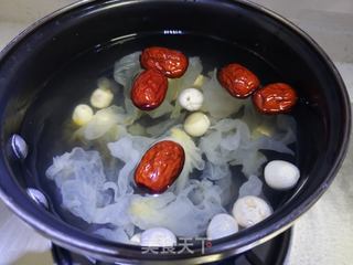 桃胶银耳莲子羹的做法步骤:5