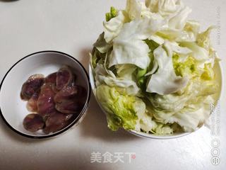 香肠炒包包菜的做法步骤：1