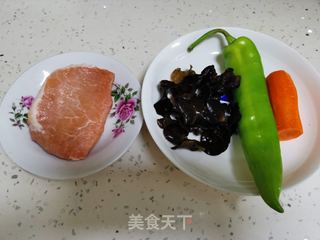 鱼香肉丝的做法步骤：1