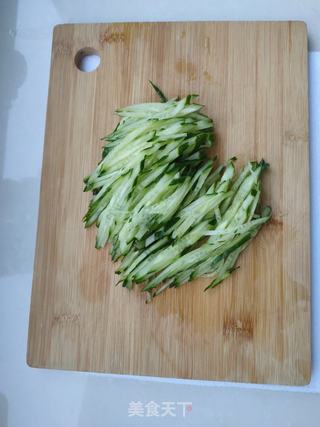 老干妈拌鸡胸肉的做法步骤:2