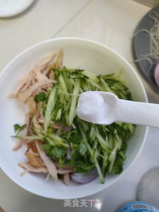 老干妈拌鸡胸肉的做法步骤:5