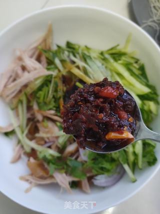 老干妈拌鸡胸肉的做法步骤：10