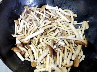 茶树菇炒五花肉的做法步骤:3