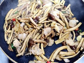 茶树菇炒五花肉的做法步骤:8