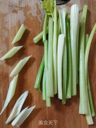 回锅肉炒芹菜的做法步骤:3