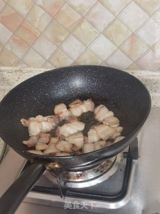 回锅肉炒芹菜的做法步骤：7