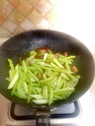 回锅肉炒芹菜的做法步骤:12