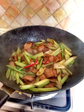 回锅肉炒芹菜的做法步骤：13
