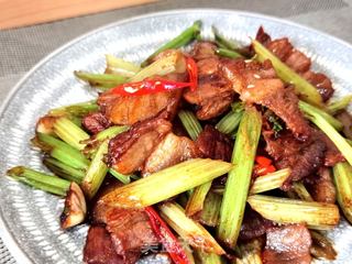 回锅肉炒芹菜的做法步骤:15